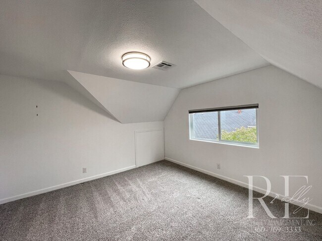Building Photo - 3BR Bremerton Home with Vintage Charm & Mo...