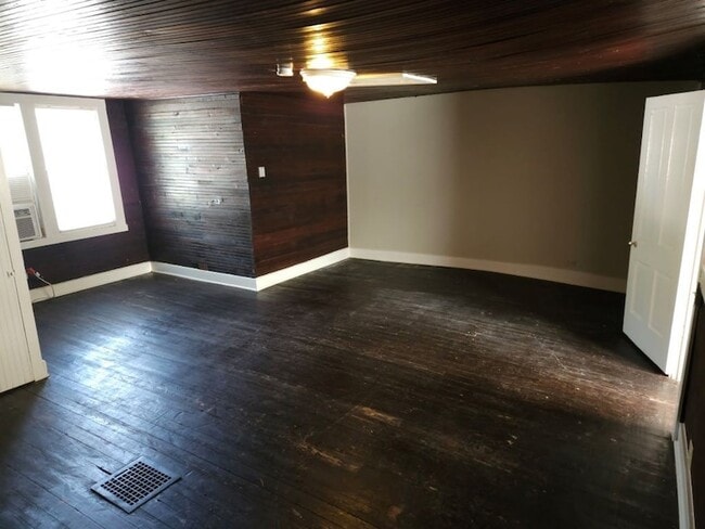 Building Photo - 305 4th Ave