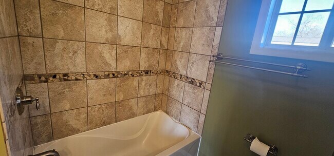 Building Photo - 1055 Kenmore Ave