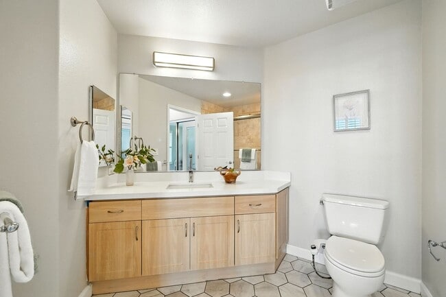 Building Photo - Spacious Andante Top-Floor 2/2 Condo Available Now!