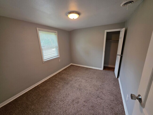 Building Photo - 7348 W Medford Ave