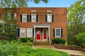 Building Photo - Elegant End-Unit Fairlington Villages Townhome with Private Balcony & Exceptional Community Ameni...