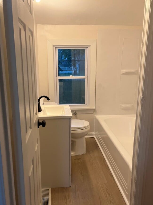 Building Photo - Charming 2-Bedroom Upper Unit – Spacious Living