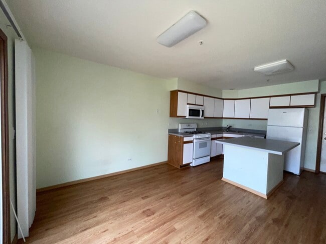 Building Photo - 1350 Orleans Dr