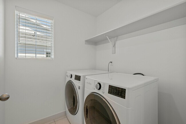 Building Photo - 4973 N Willowbank Dr