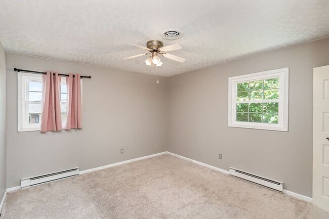 Building Photo - 411 Deerwood Dr