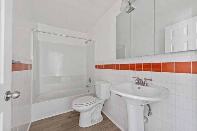 Building Photo - Spacious 2-Bed / 2-Bath Apartment in Prime Hollywood Location