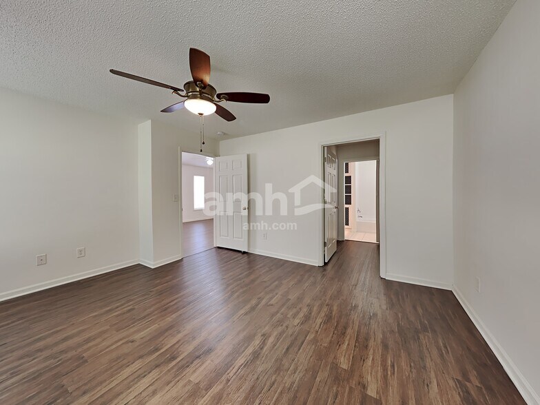 Building Photo - 5815 Regent Village Dr