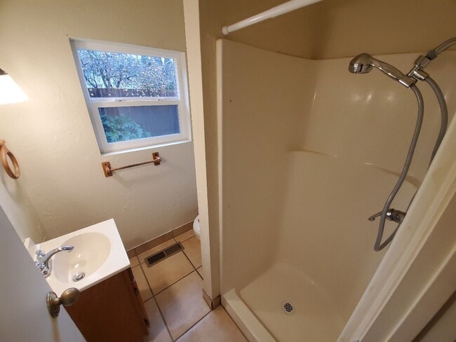 Building Photo - 4-Bedroom home located close to the Eureka...