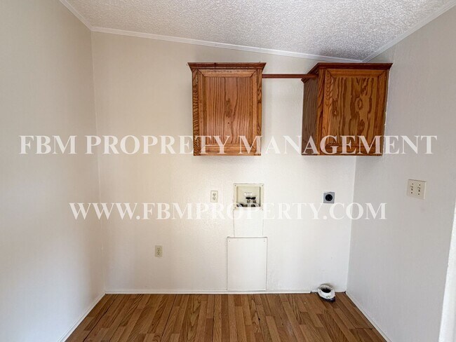 Building Photo - 633 Moseley Rd