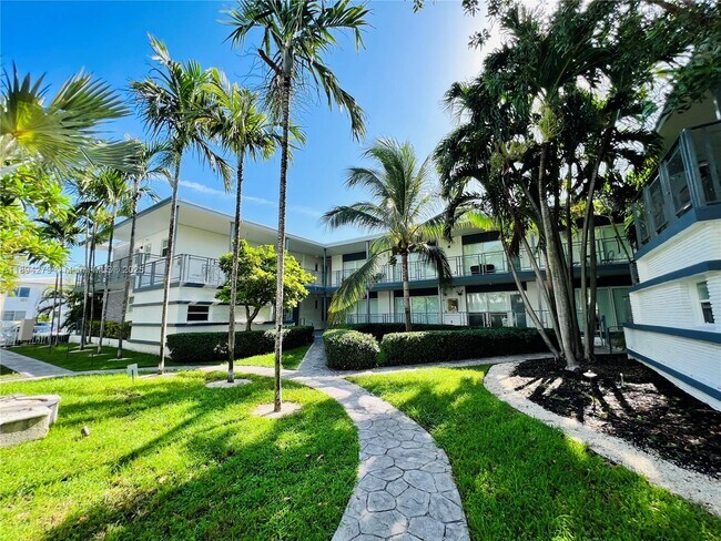Building Photo - 950 Bay Dr