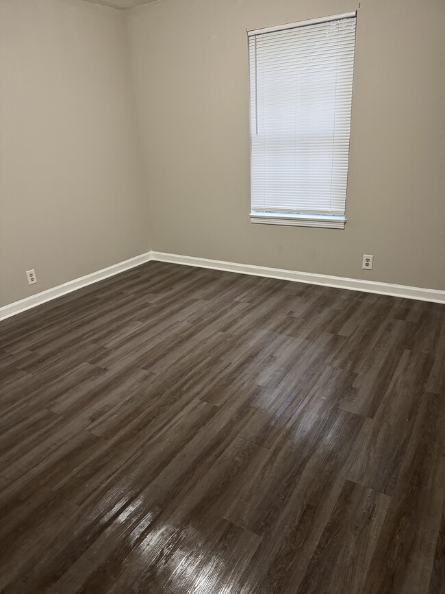 Building Photo - 807 Holder Ct