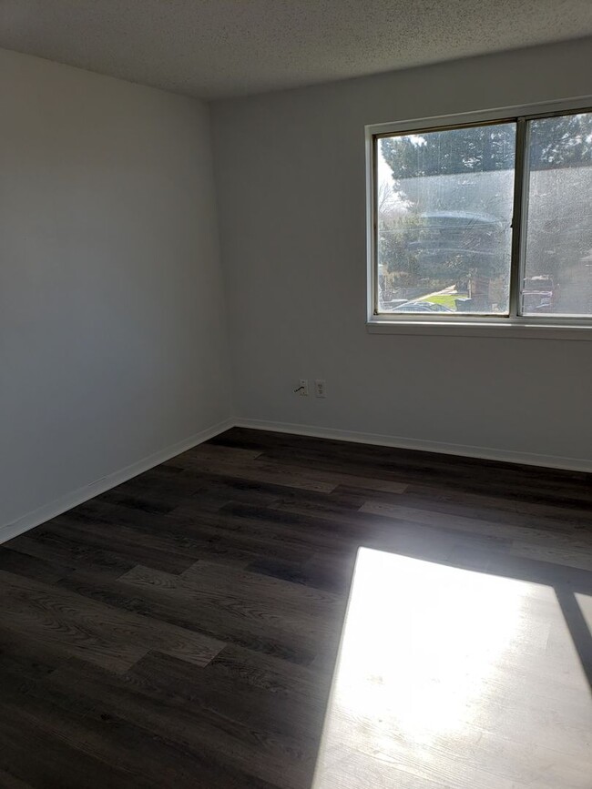Building Photo - 2 Bedroom Townhome - Spacious!