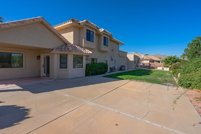 Building Photo - Spacious 6 Bedroom Home with a Balcony!
