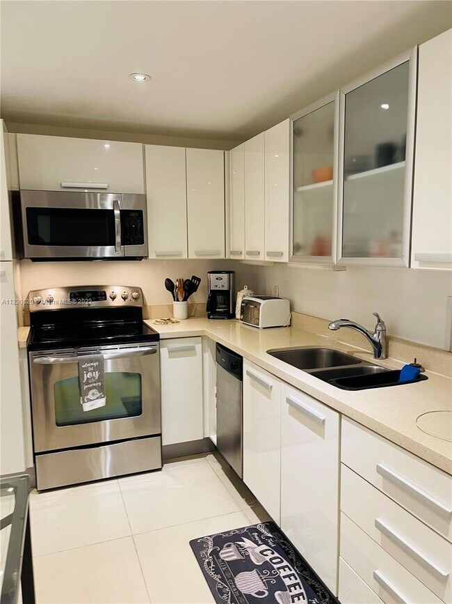 Building Photo - 4001 S Ocean Dr