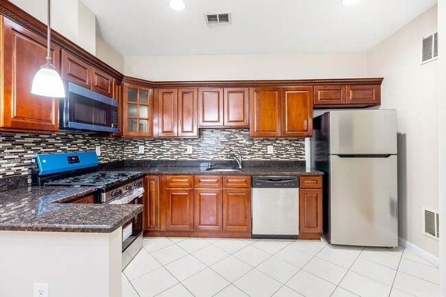 Building Photo - 43 Manhattan Ave