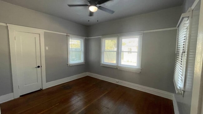 Building Photo - 835 E Weldon Ave