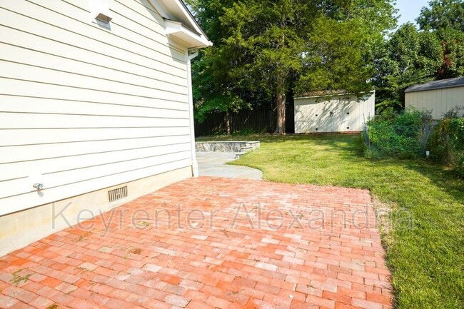 Building Photo - 906 Neal Dr