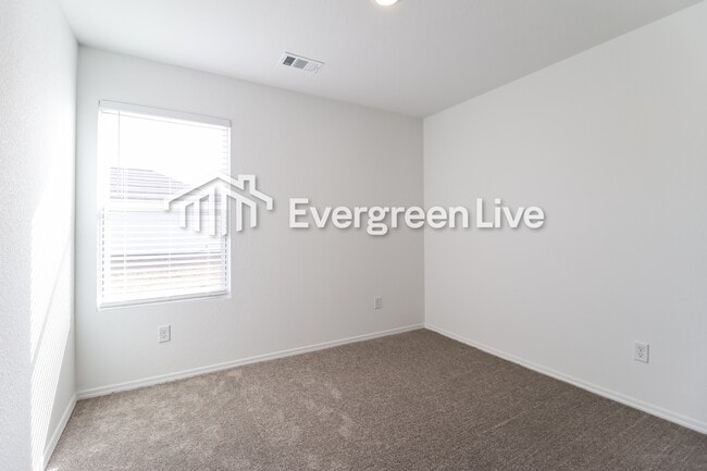 Building Photo - 42 10 Point Ln