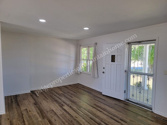 Building Photo - 2 Bed 1 Bath Bungalow on College