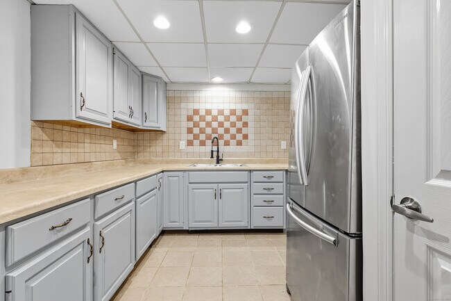 Building Photo - 142 Wolcott St