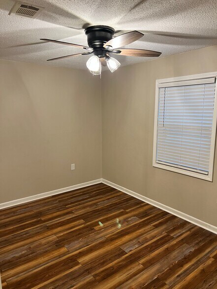 Building Photo - 706 Shady Ln Dr