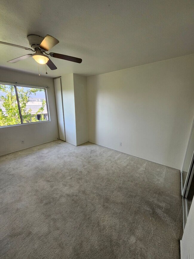 Building Photo - 1441 W Village Ln