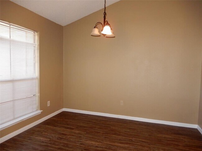 Building Photo - 17401 Red Oak Dr