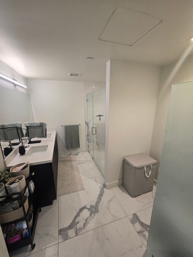 Building Photo - Savina by Bosa - Built 2020 - Bay & Downtown Views - 2 Parking Spots