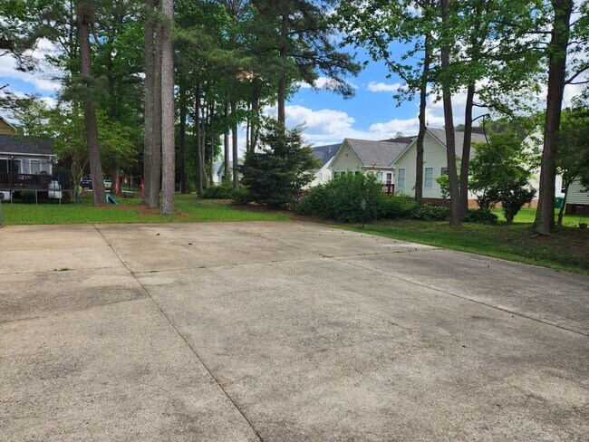 Building Photo - 5 Bedroom Home - Colonial Heights - Conven...