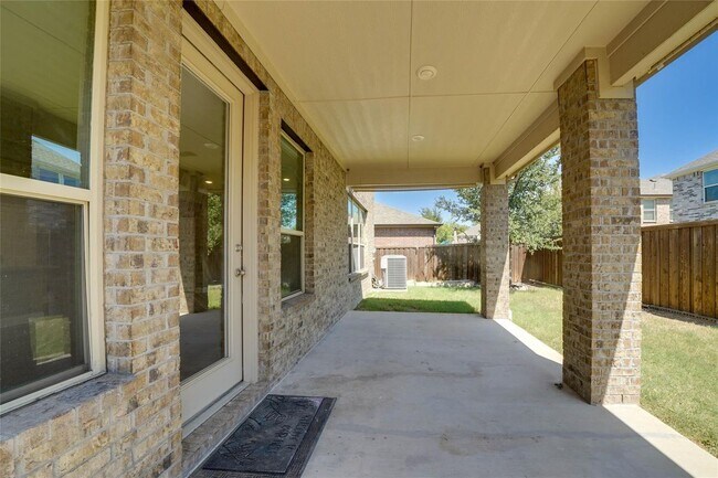 Building Photo - 410 Club House Dr