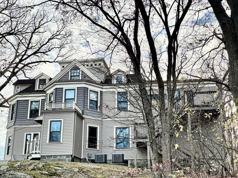 Building Photo - 215 Pearl St