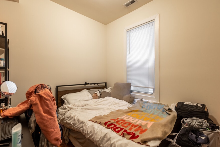 Building Photo - 1314 W Roscoe St