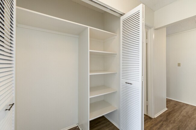 Building Photo - 2-Bedroom / 1-Bath Condo + Loft. 2 Parking Stalls. Water Included.