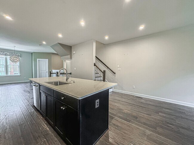 Building Photo - Stunning 3 Bed 3.5 Bath Townhome With Atta...