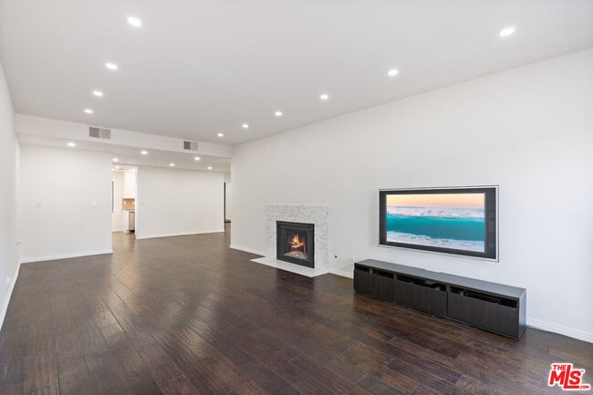 Building Photo - 310 Tahiti Way