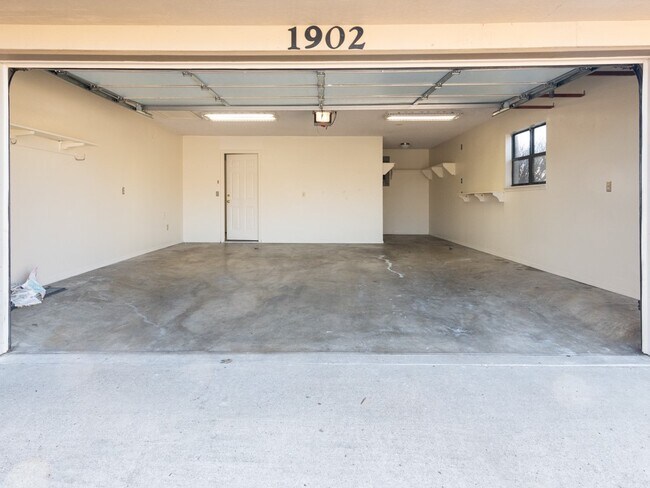 Building Photo - 1902 Thrush St