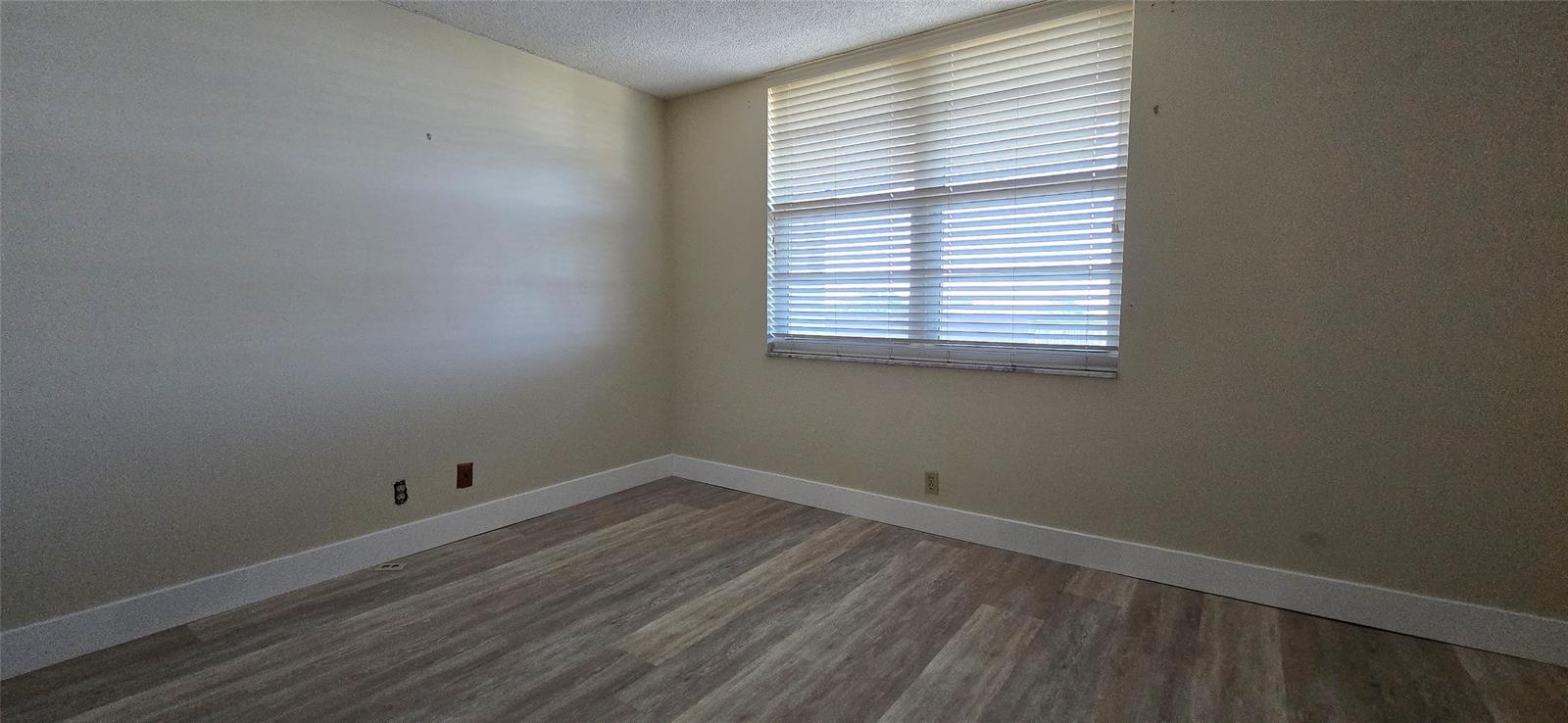 Building Photo - 250 Jacaranda Dr