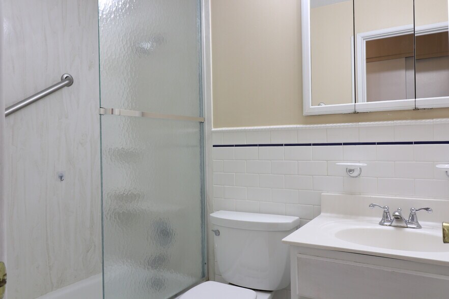 Building Photo - 235 Towercliffe Dr