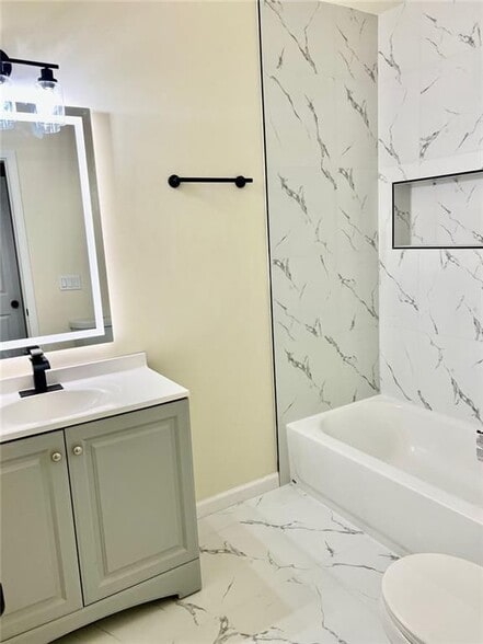 Building Photo - 4001 Oak Field Dr