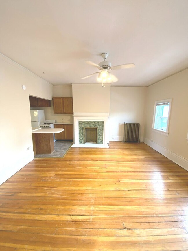 Building Photo - 918-924 E Knapp St