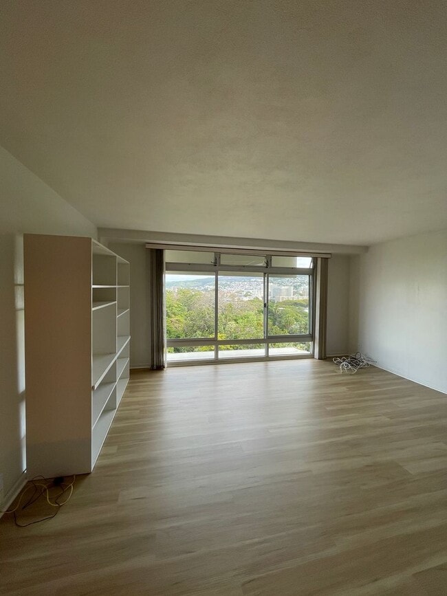 Building Photo - Gorgeous 11th Floor Views, Clean, New Flooring, New Fridge and Available Now.