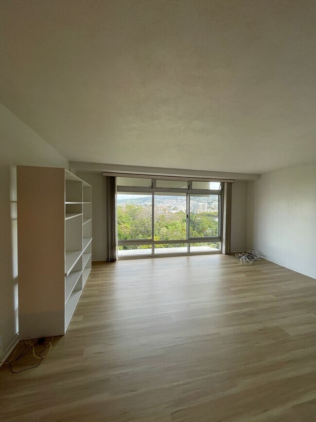 Building Photo - Stunning Views, Clean, New Flooring, Close to Downtown!