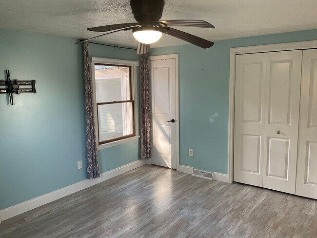 Building Photo - Spacious 3bed 3 bath Split-Level in Bethel Park – Updated Interiors & Private Backyard Oasis