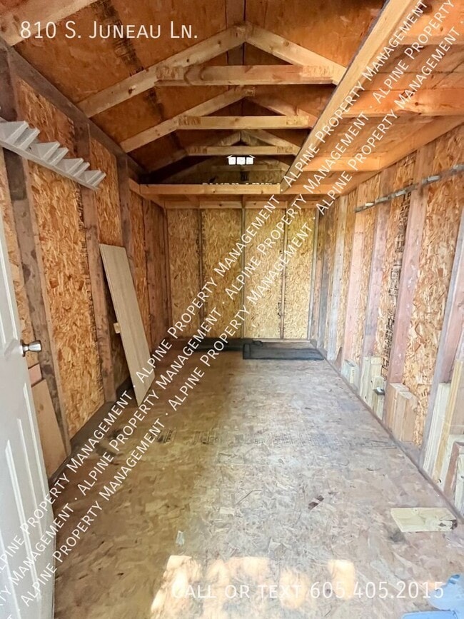 Building Photo - 810 S Juneau Ln