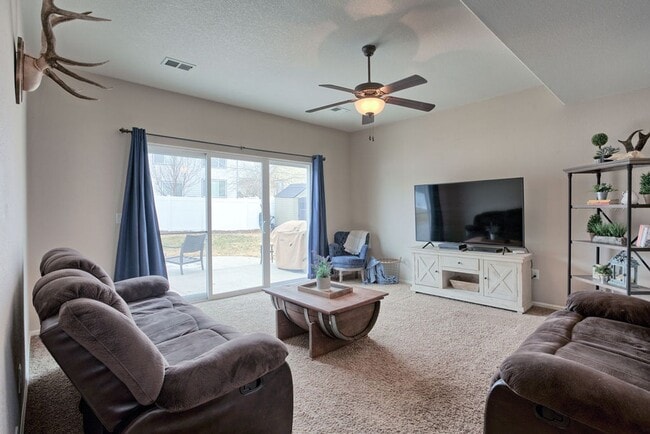 Building Photo - 3 Bedroom 2 1/2 Bath Split Level in Johnstown