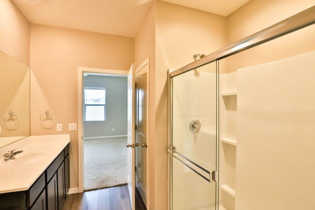 Building Photo - Spacious 4 bed 3 bath