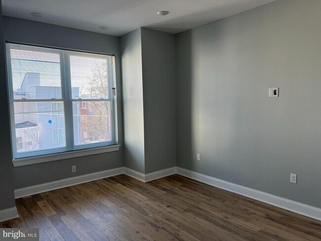 Building Photo - 2126 N Darien St