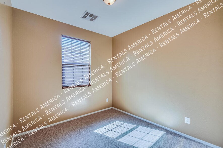 Building Photo - 2727 S Equestrian Dr