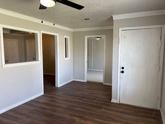 Building Photo - 5530 Lakefield Dr